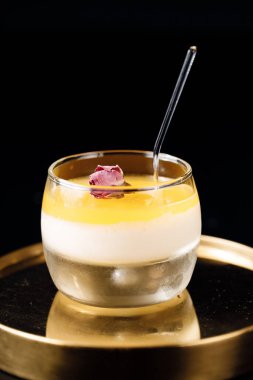 Bardakta çöl yemek servisi menü için kanepe yemeği.