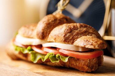 Somon ve salatalıklı kruvasan.