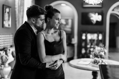 Zarif çift kapalı mekanda buluşup kutluyor.