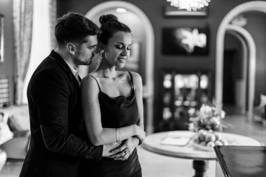 Zarif çift kapalı mekanda buluşup kutluyor.