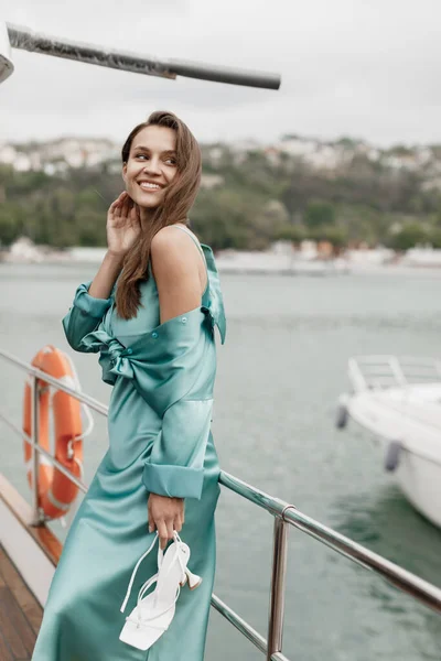 Elegant ung kvinna i klänning på yacht — Stockfoto