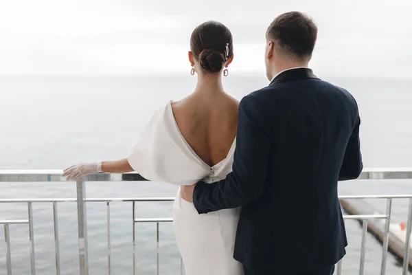 Modepaar im Hochzeitskleid — Stockfoto