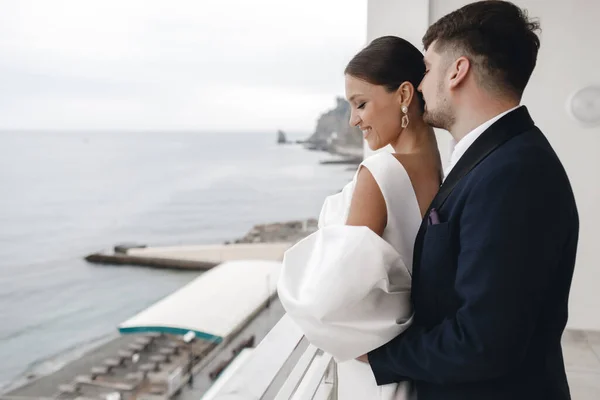 Pareja de moda en ropa de boda cerca del mar — Foto de Stock