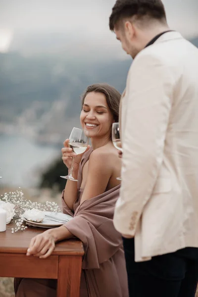 Fashion couple date dinner in beautiful place outdoor — Stock Photo, Image