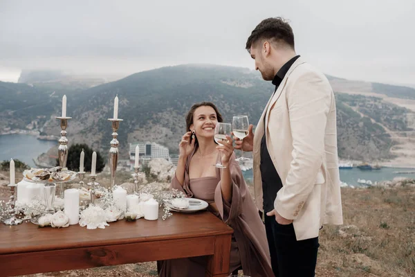 Mode Paar Date Abendessen in schönen Ort im Freien — Stockfoto