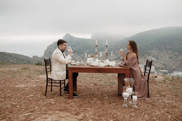Mode Paar Date Abendessen in schönen Ort im Freien — Stockfoto