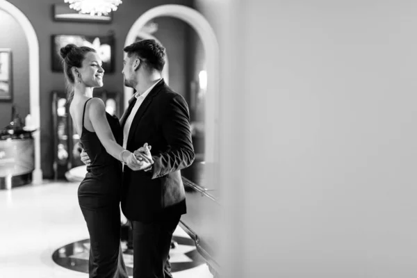 Elegant par inomhus svart och vitt — Stockfoto