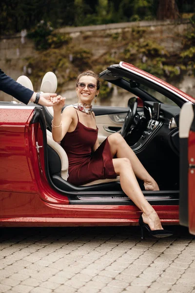 Mode par man och kvinna med cabrio bil — Stockfoto