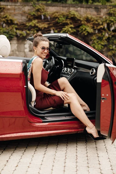 Mulher elegante em carro cabrio — Fotografia de Stock