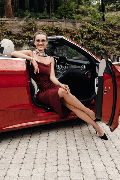 Elegant kvinna i cabrio bil — Stockfoto