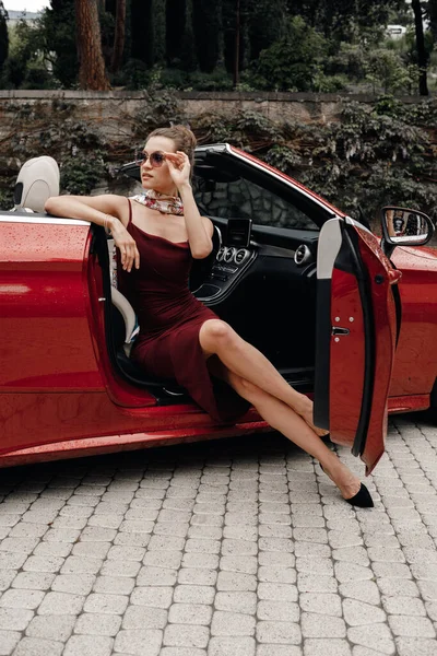 Элегантная женщина в машине Cabrio — стоковое фото