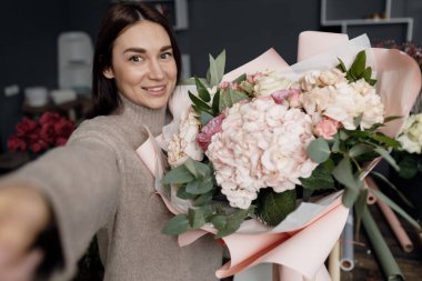 Stüdyoda çalışan kadın çiçekçi.