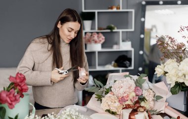 Stüdyoda çalışan kadın çiçekçi.