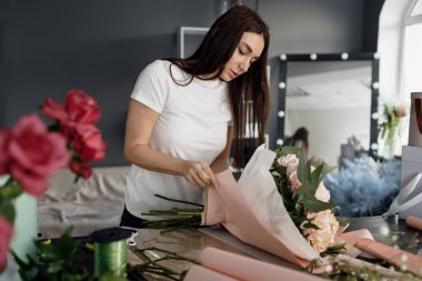 Stüdyoda çalışan kadın çiçekçi.