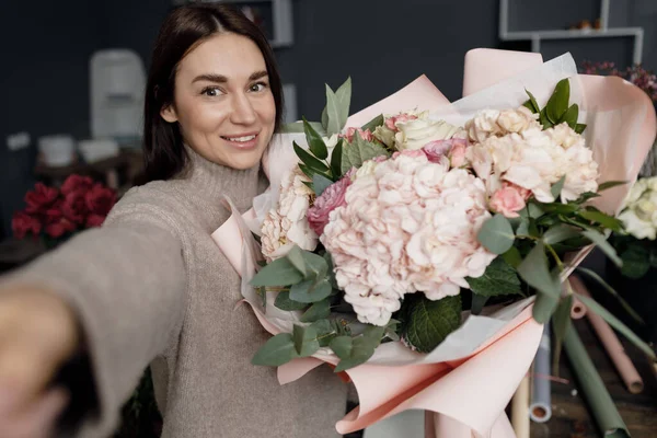 Stüdyoda çalışan kadın çiçekçi.