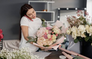 Stüdyoda çalışan kadın çiçekçi.