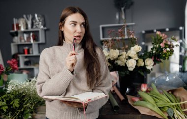 Stüdyoda çalışan kadın çiçekçi.