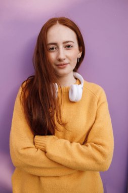 Dışarıda kulaklıklı hoş bir kadın var.