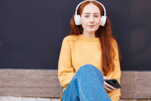 Linda mujer con auriculares al aire libre —  Fotos de Stock