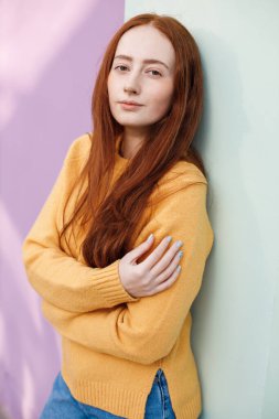 Açık havada giyinen bir kadının yakın plan portresi.