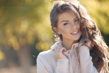 Dışarıda gülümseyen güzel bir kadın portresi 