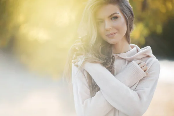 Bonito sorrindo mulher ao ar livre retrato — Fotografia de Stock