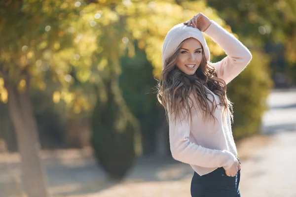 Cute smiling woman outdoor portrait — Foto Stock