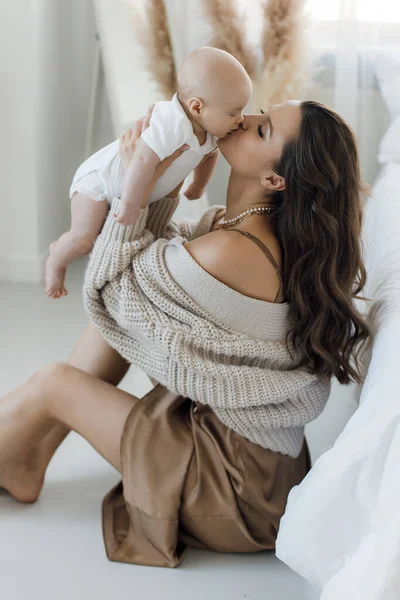 Mère et beau bébé et fille à l'intérieur à la maison — Photo