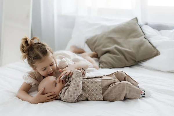 Sister playing with cute baby at home — Photo