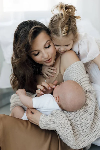 Madre y encantador bebé e hija interior en casa — Foto de Stock