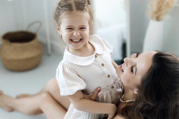 Madre e bella bambino e figlia al coperto a casa — Foto Stock