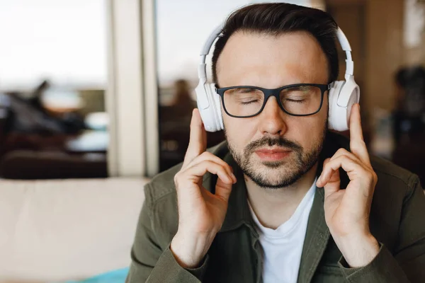 Handsome man with headphones portrait — стоковое фото