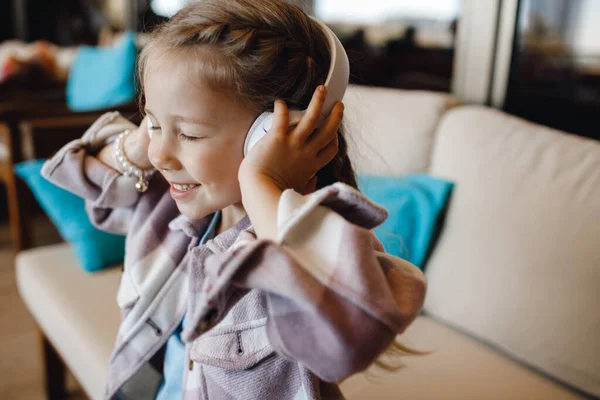 Roztomilý úsměv dívka poslouchat hudbu se sluchátky — Stock fotografie