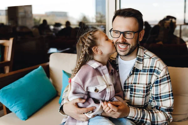 Mutlu baba ve kız öpüşmeleri — Stok fotoğraf