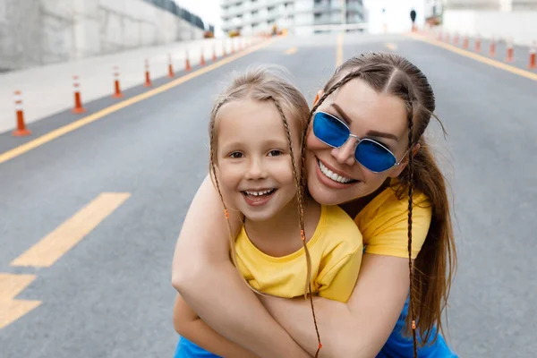 Sonriente madre e hija al aire libre — Foto de Stock