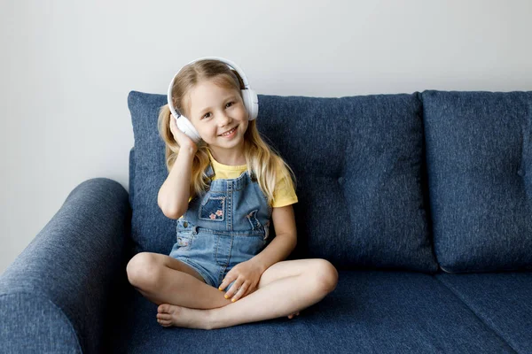 Roztomilá holčička doma se sluchátky — Stock fotografie