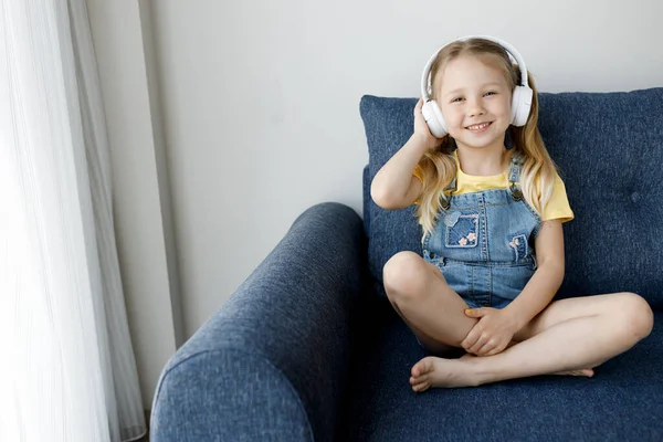 Roztomilá holčička doma se sluchátky — Stock fotografie