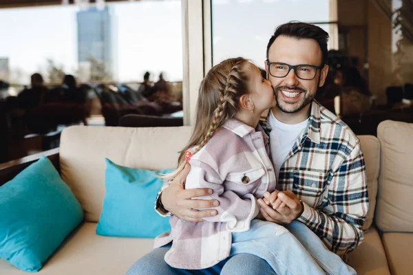 Felice papà e figlia bacio — Foto Stock