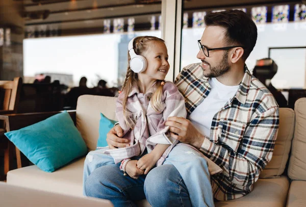 Happy dad and daughter with laptop and headphones — Foto de Stock