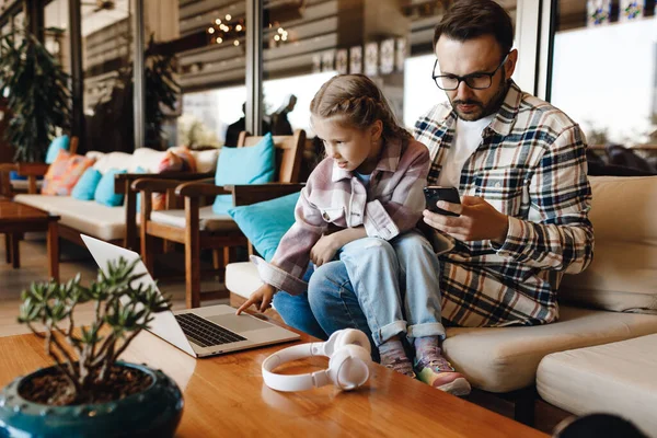 Ayah dan anak yang bahagia dengan laptop — Stok Foto