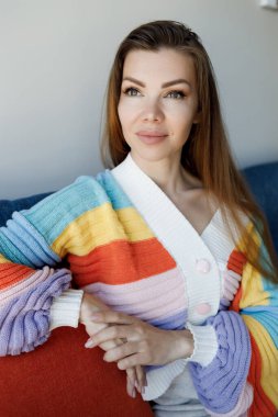 genç ve güzel kadın evde