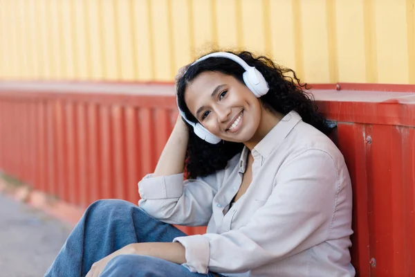 Smiling woman with headphones outdoor — стоковое фото