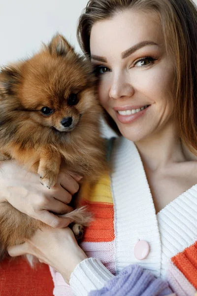 Pretty woman with Pomeranian dog at home — Stok fotoğraf