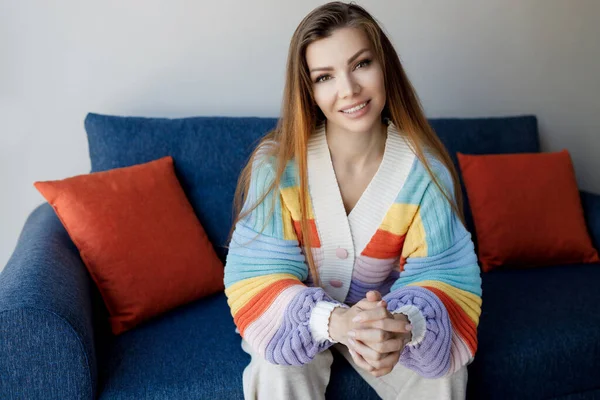 İçerideki hoş, güler yüzlü kadın.