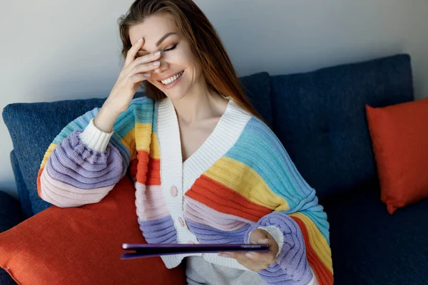 Accountant cute woman at home on sofa — Stok fotoğraf