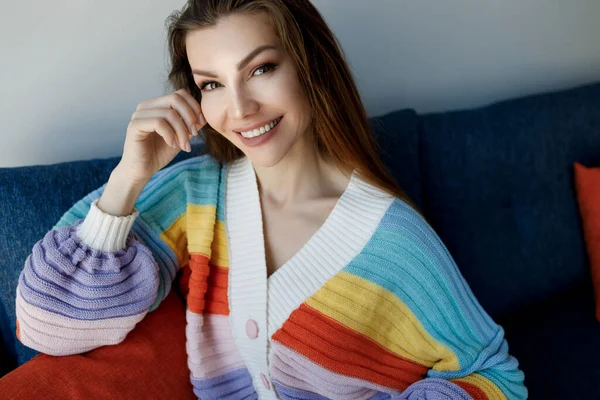 genç ve güzel kadın evde