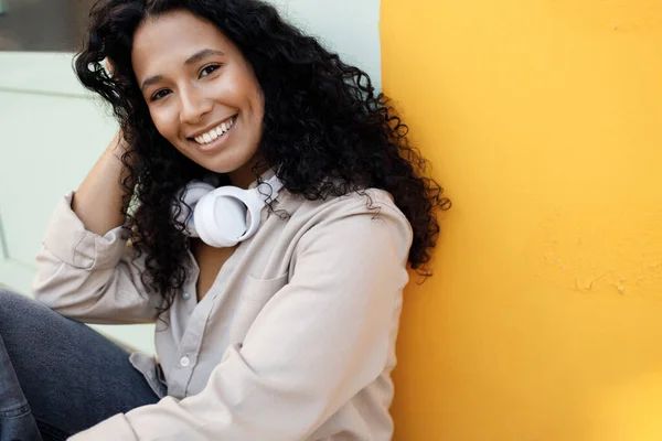 Pretty young woman outdoor portrait with headphones — стоковое фото