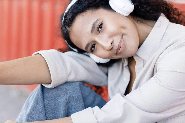 Mujer sonriente con auriculares al aire libre —  Fotos de Stock