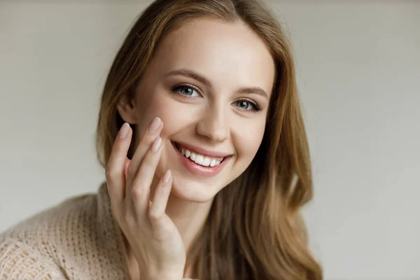 Retrato de una joven mujer bonita en el interior del estudio, bienestar de la piel — Foto de Stock