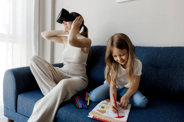 Roztomilá holčička a matka pomocí VR a relaxovat — Stock fotografie